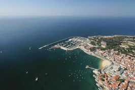 Cascais Luftbild mit einem der Strände und der Pousada de Cascais (direkt neben dem Yachthafen)